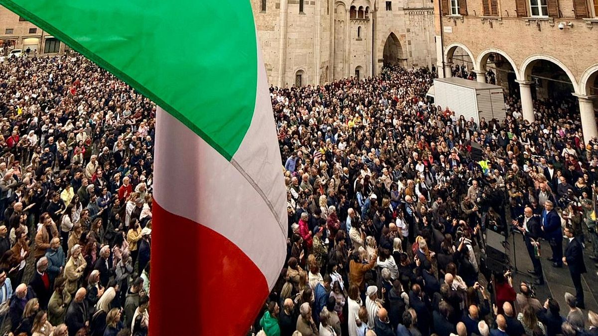 Piazza Grande Cuore di Modena gremita per la manifestazione di solidarietà e vicinanza alle vittime dopo l'attentato nel centro cittadino