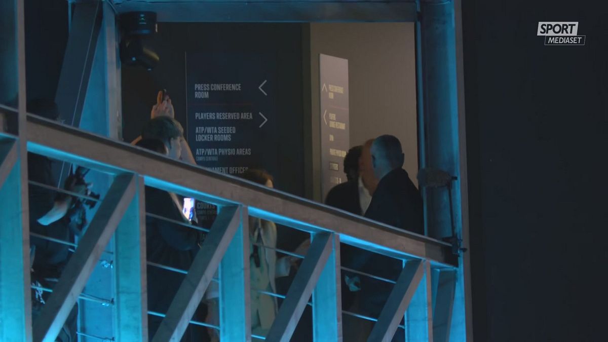 MCH SINNER MOSTRA LA COPPA AI TIFOSI IN DELIRIO MCH