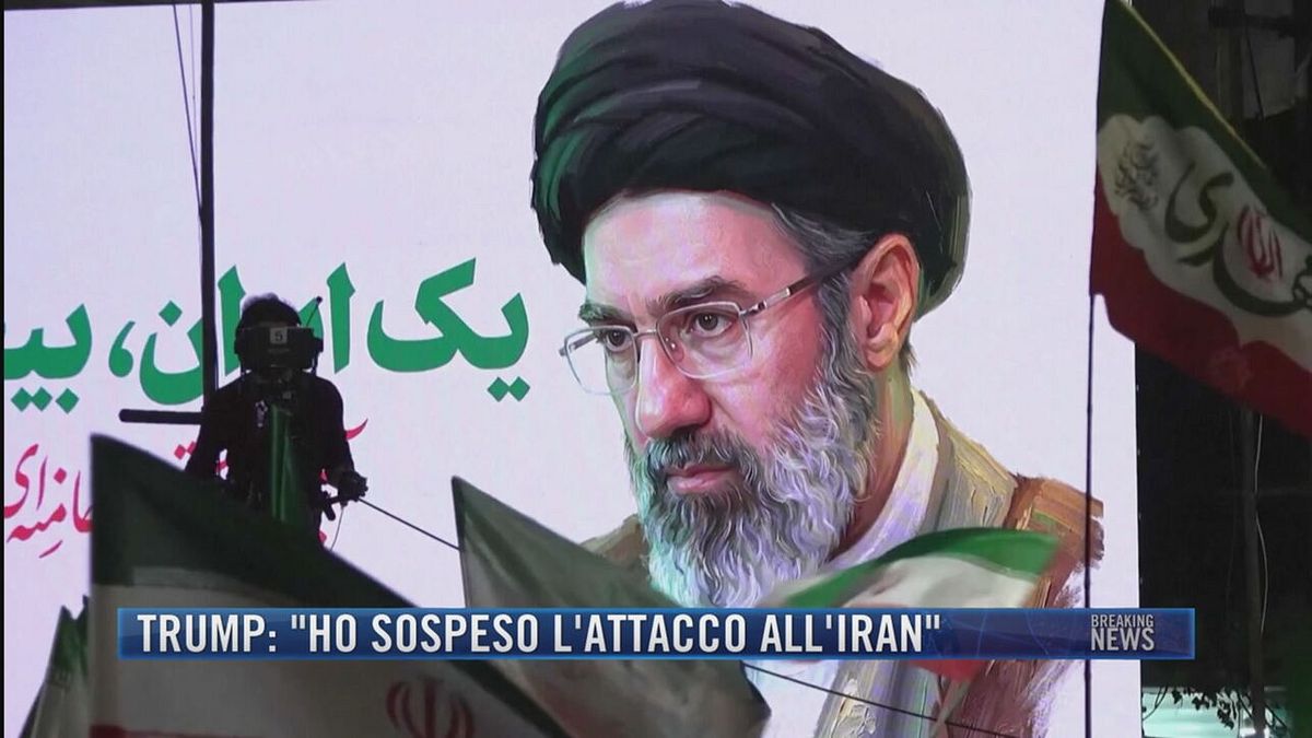 Breaking News delle 21.30 | Trump: "Ho sospeso l'attacco all'Iran"