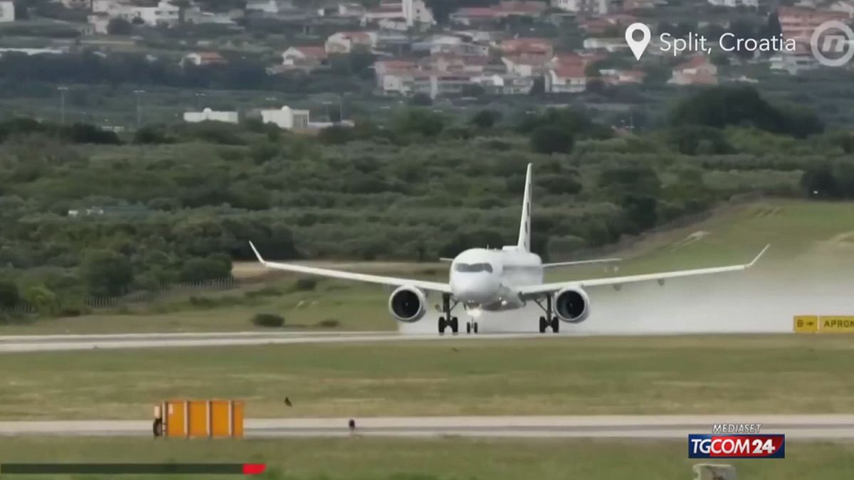 Paura a Spalato, un aereo va fuori pista durante il decollo