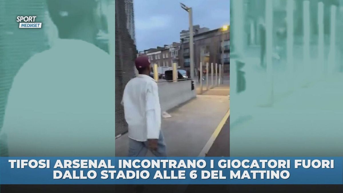 Giocatori Arsenal fuori dallo stadio alle 6 del mattino