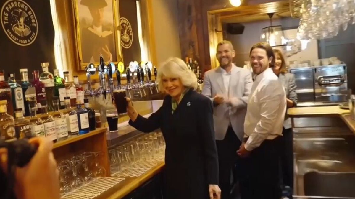La regina Camilla "barista" d'eccezione: spilla la birra nel pub irlandese