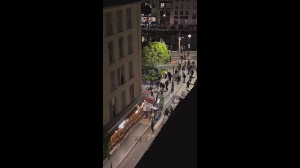 Follia nelle strade di Parigi, guerriglia urbana tra ultras
