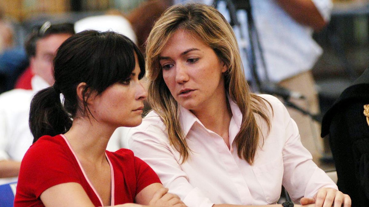 Le sorelle Alessandra (a sinistra) e Allegra Gucci durante il processo di revisione nei confronti di Patrizia Reggiani, nel 2004 