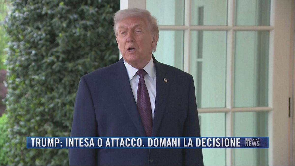 Breaking News delle 21.30 | Trump: intesa o attacco, domani la decisione