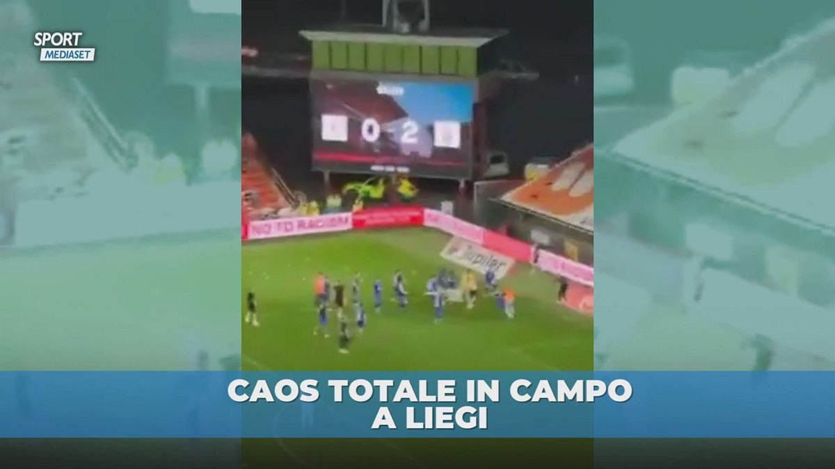 Tifoso dello Standard Liegi strappa la bandiera dello Charleroi: caos in campo