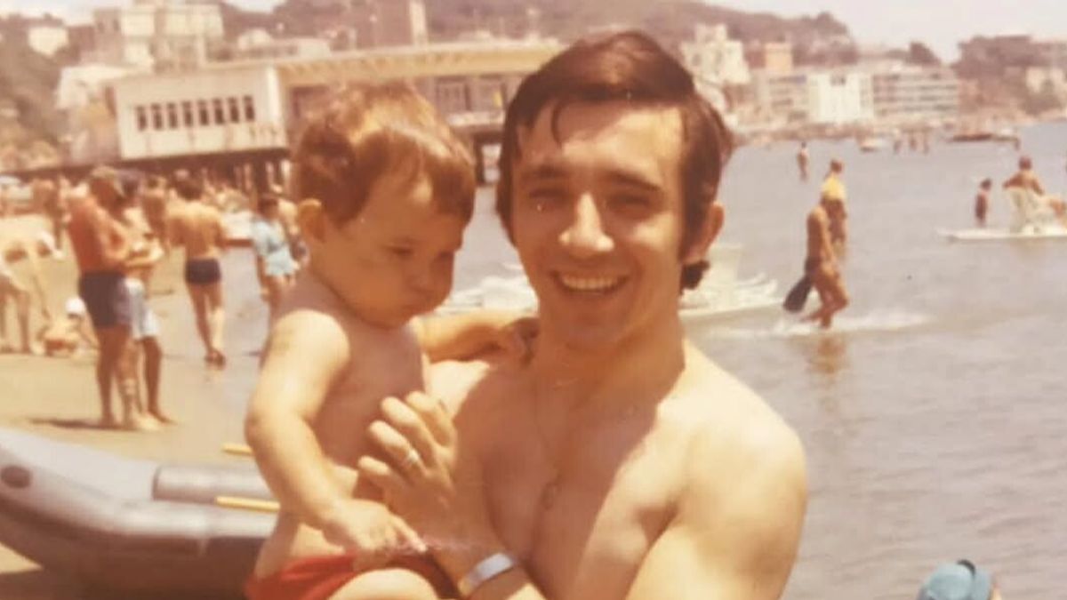 Domenico Zampaglione con in braccio il figlio Federico