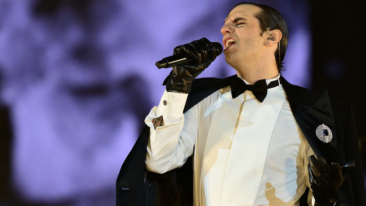 Achille Lauro sul palco dell'Arena di Verona per la cerimonia di chiusura delle Olimpiadi invernali di Milano Cortina