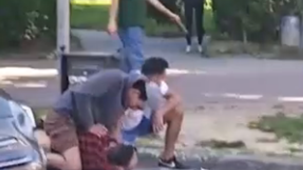 Firenze, brandisce il coltello ai giardini pubblici: bloccato da passanti
