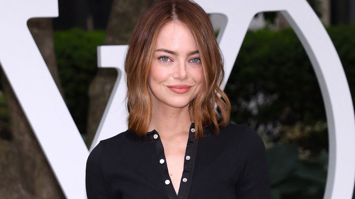 Emma Stone con un nuovo taglio di capelli ospite a New York della sfilata di presentazione della collezione Cruise 2027 di Louis Vuitton