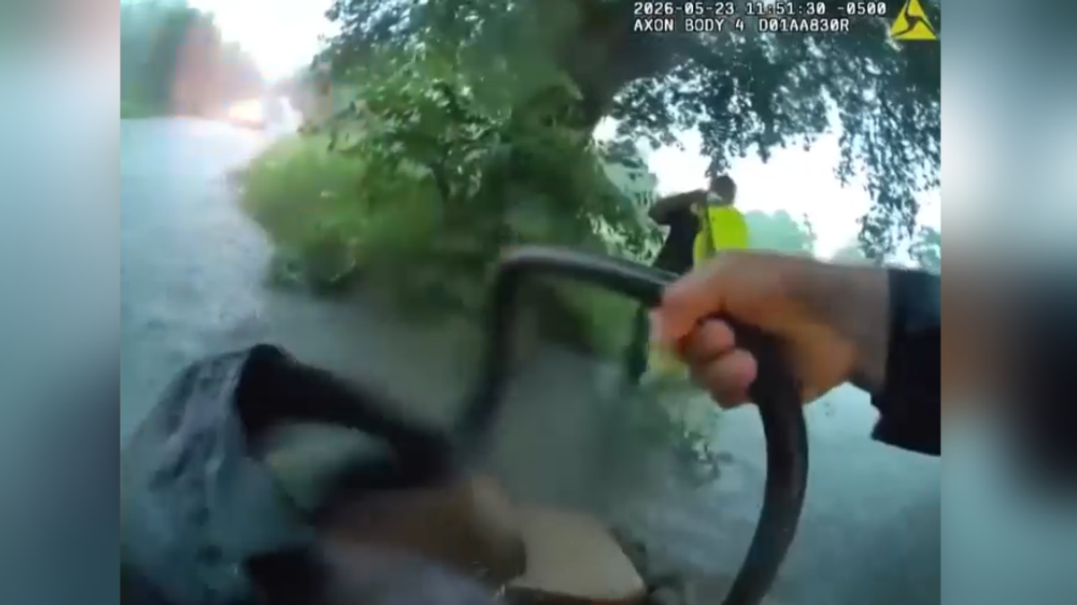 Poliziotto salva un neonato da un'auto bloccata in una strada allagata