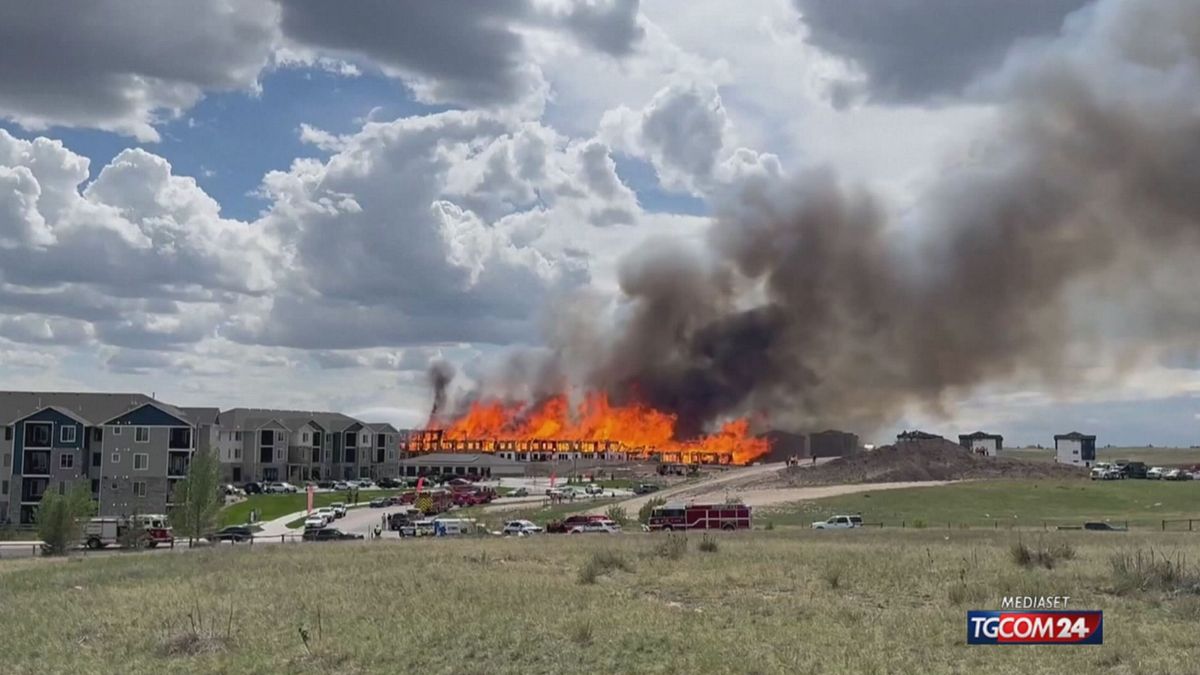 Wyoming, fiamme e fumo si alzano da un enorme incendio in un cantiere