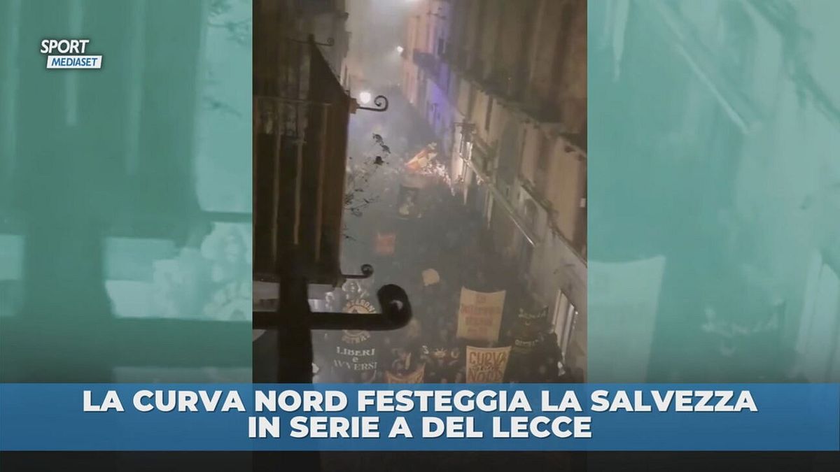 La curva nord festeggia la salvezza in serie A del Lecce