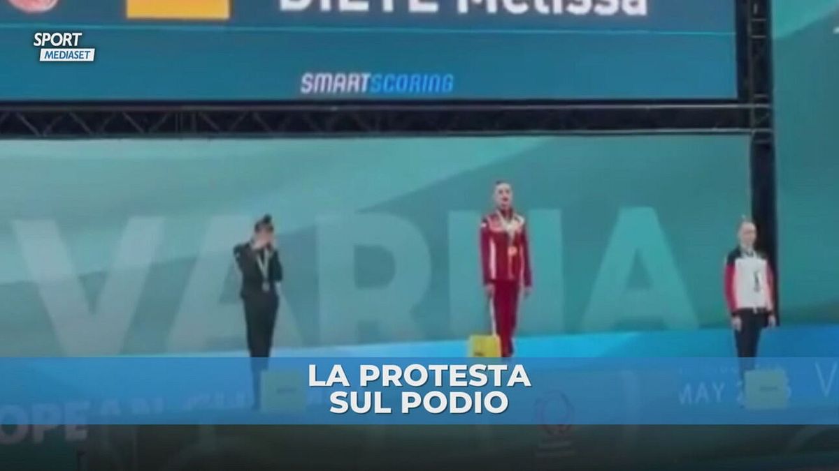 Ginnaste ucraine e russe insieme sul podio: protesta con occhi, bocca e orecchie coperte