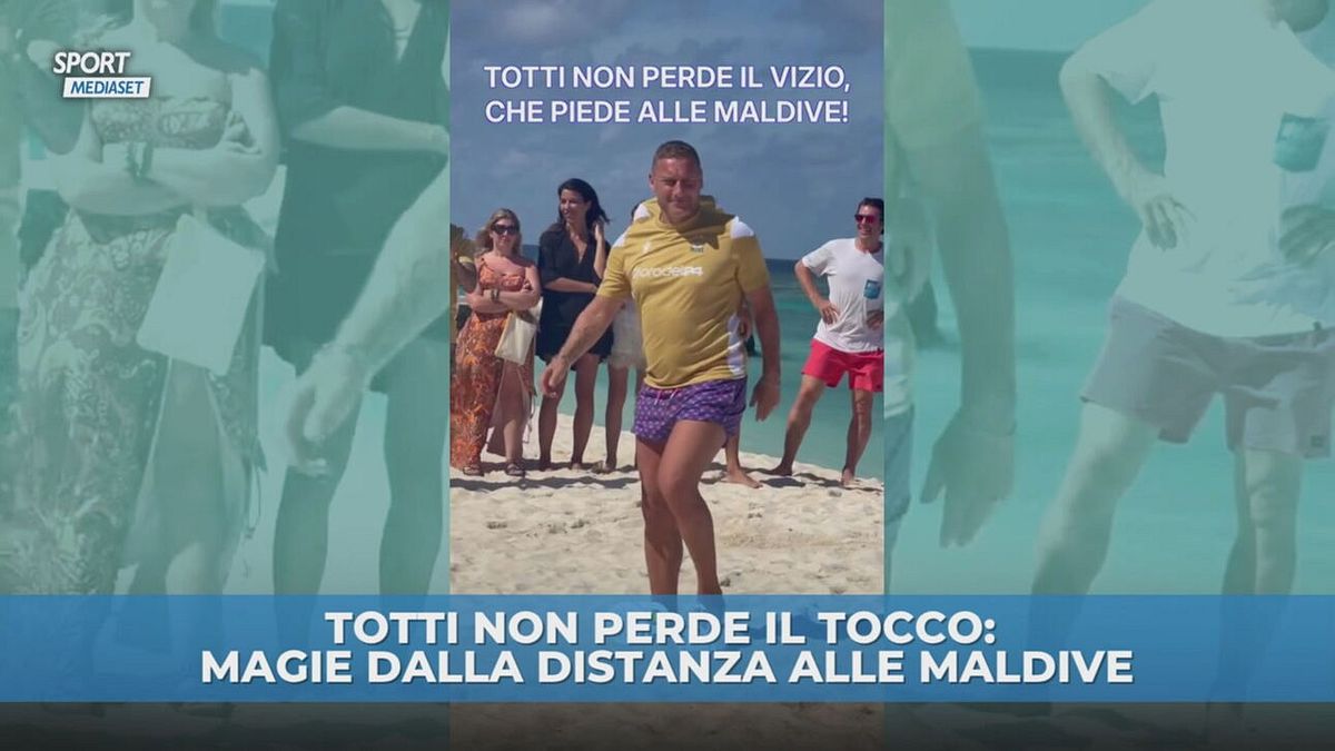 Totti non perde il tocco nemmeno sulla sabbia, che magie alle Maldive