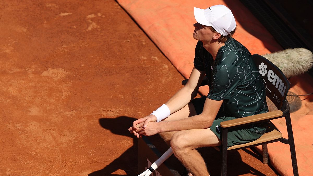2022, Internazionali d'Italia - Un problema all'anca lo mette fuori gioco contro Tsitsipas ai quarti 