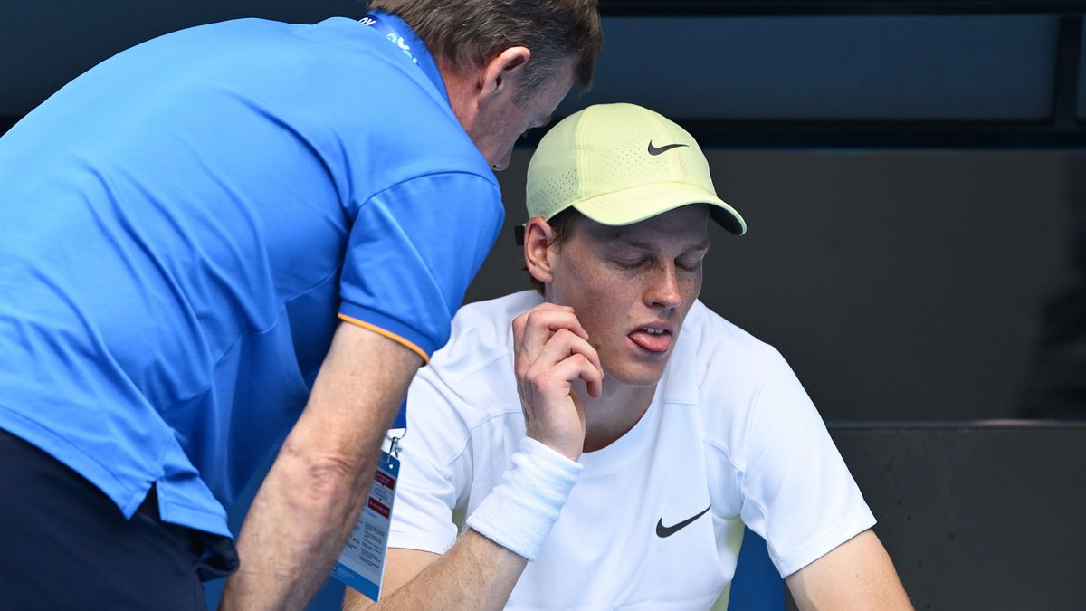 2025, Australian Open - La vittoria agli ottavi con Rune è sudata e non solo per il caldo. Sinner viene colpito da un malessere e chiede l'intervento del fisioterapista, ma supera il norvegese. In finale contro Zverev bissa il successo del 2024 