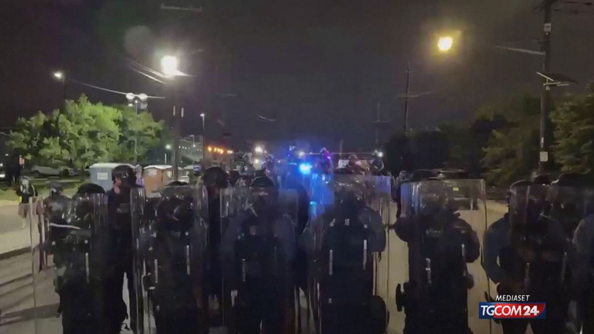 New Jersey, scontri davanti al centro Ice: gas lacrimogeni contro i manifestanti