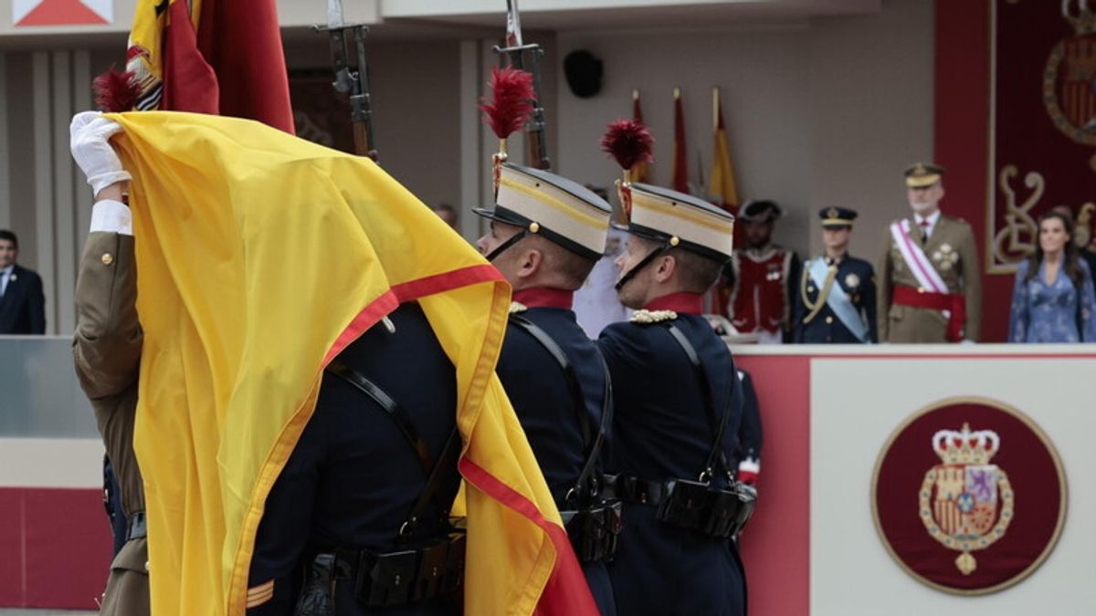 La bandiera spagnola cade davanti a re Felipe: il fuoriprogramma alla festa delle forze armate