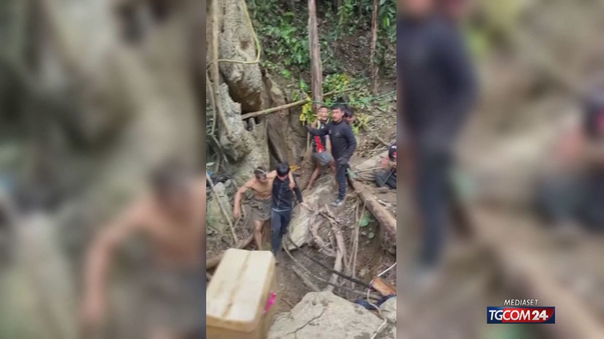Escono dalla grotta dopo dieci giorni: salvati i superstiti, continuano le ricerche dei dispersi