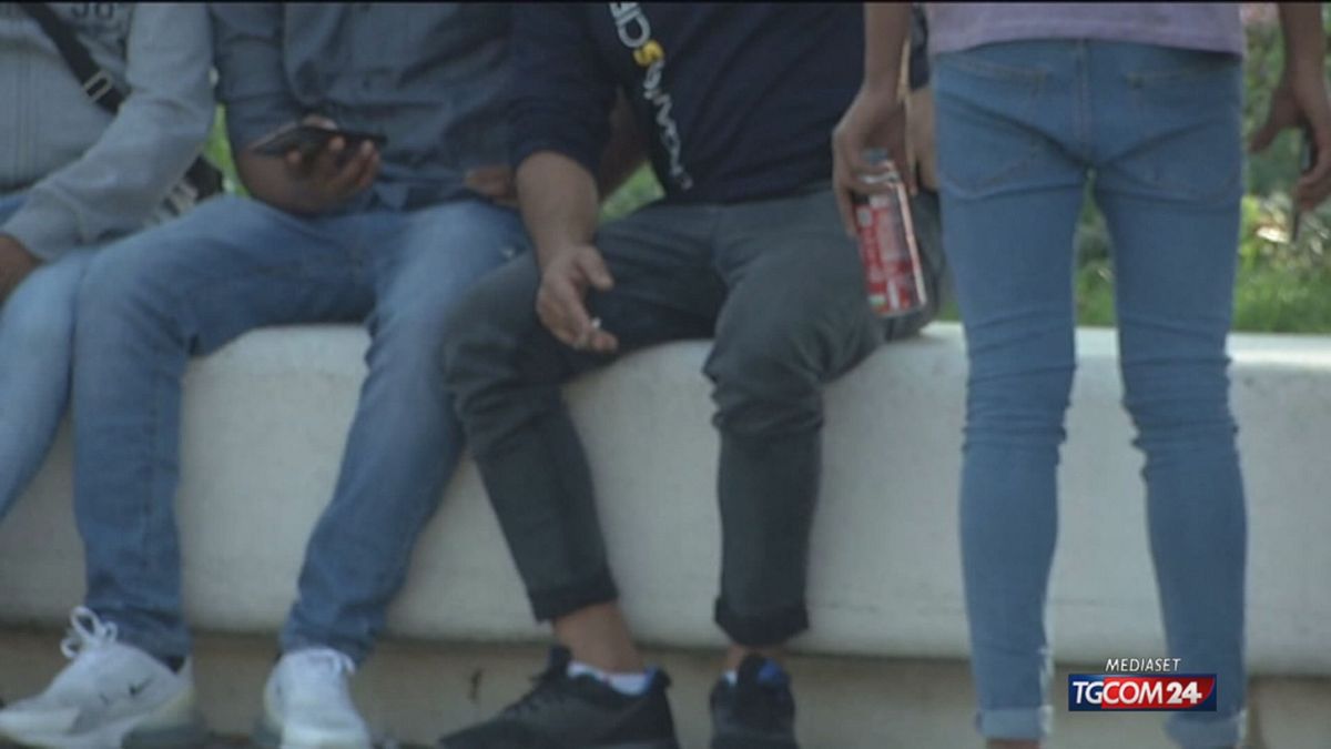 Benevento, risparmiavano soldi destinati ai migranti per comprarsi beni di lusso