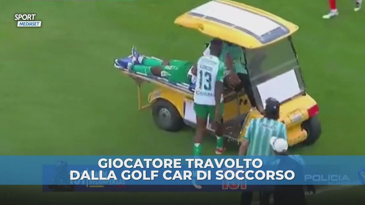 Incredibile in Ecuador: calciatore investito in campo dall'auto di soccorso