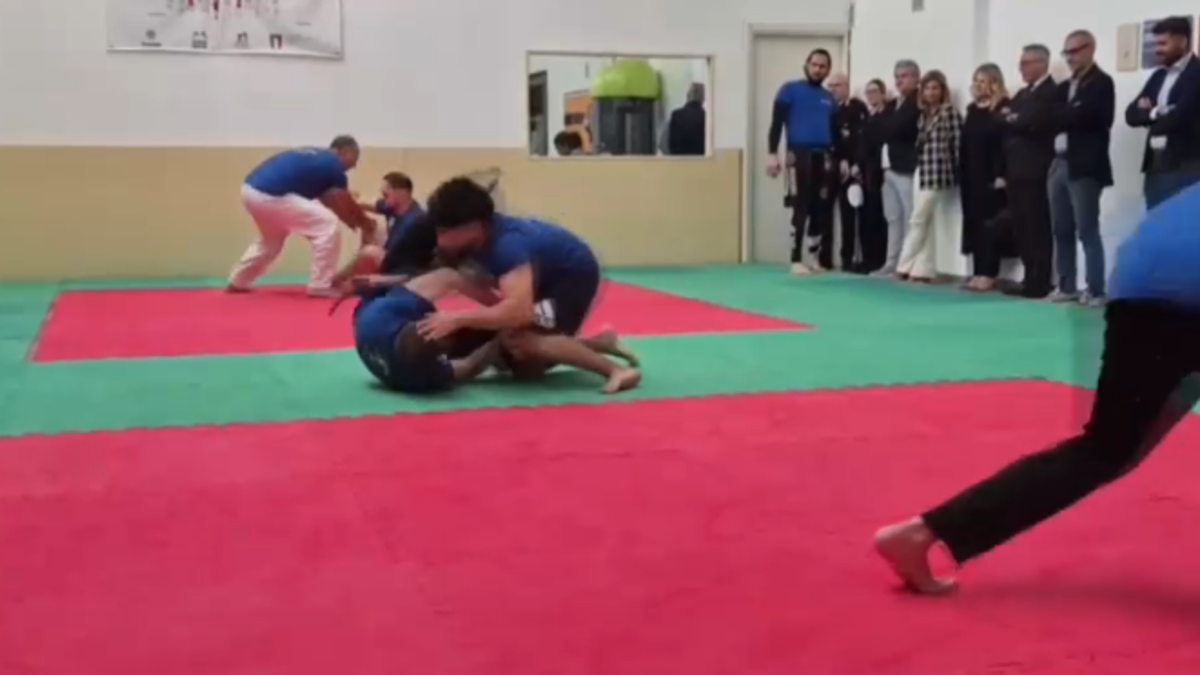 Poliziotti a scuola di jiu-jitsu: a Milano corsi per immobilizzare i sospetti senza usare armi