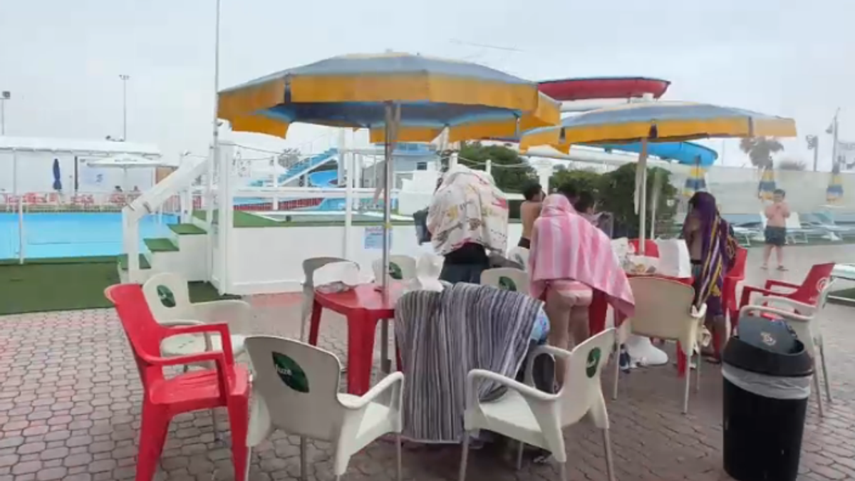 Diluvio a Riccione, scatta il fuggi fuggi dalla spiaggia