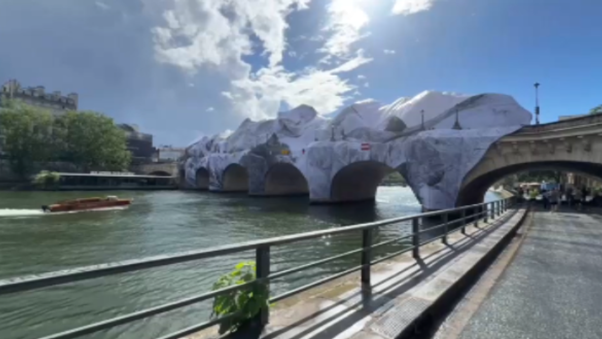 Parigi, il vento danneggia l'installazione su Pont-Neuf