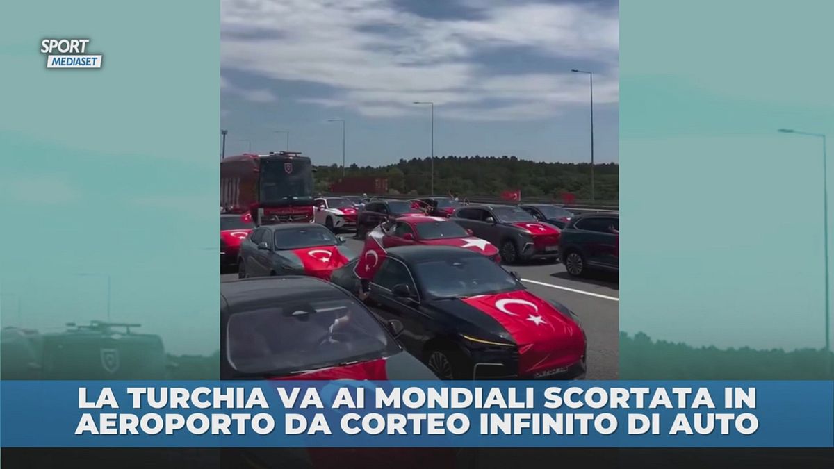 Tifosi scortano la nazionale turca verso il Mondiale