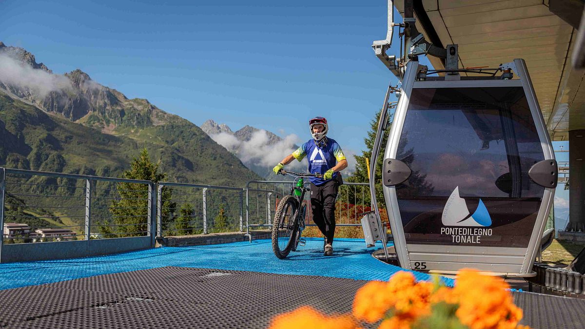 Con la bike all'arrivo della cabinovia Pontedilegno-Tonale