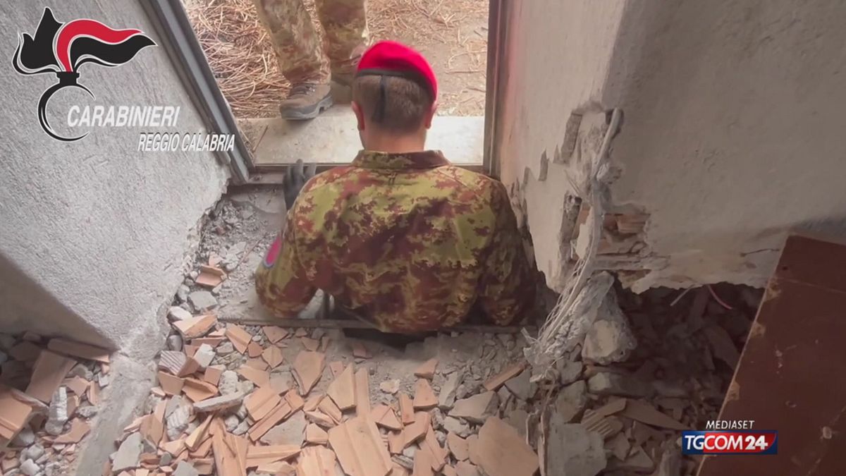 Bunker con tunnel di 120 metri: c'era anche una stanza per la fuga del latitante