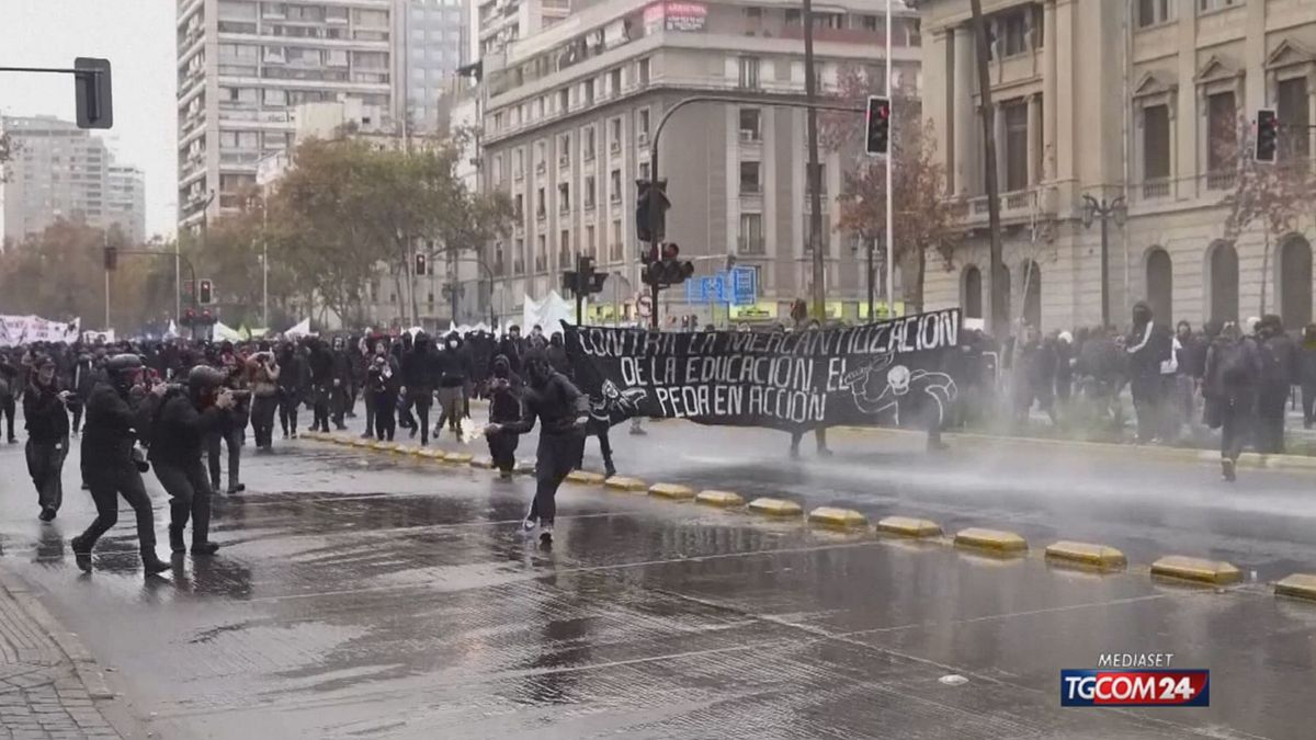Cile, scontri tra studenti e polizia: manifestanti dispersi con gli idranti