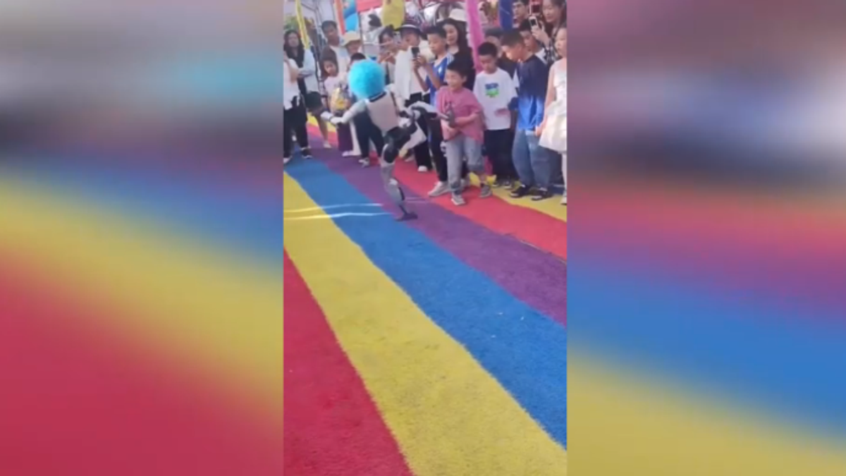 Un robot cammina e... dà un calcio a un bambino