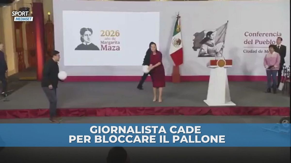 Messico: la Presidente lancia il pallone e una giornalista cade rovinosamente per bloccarla