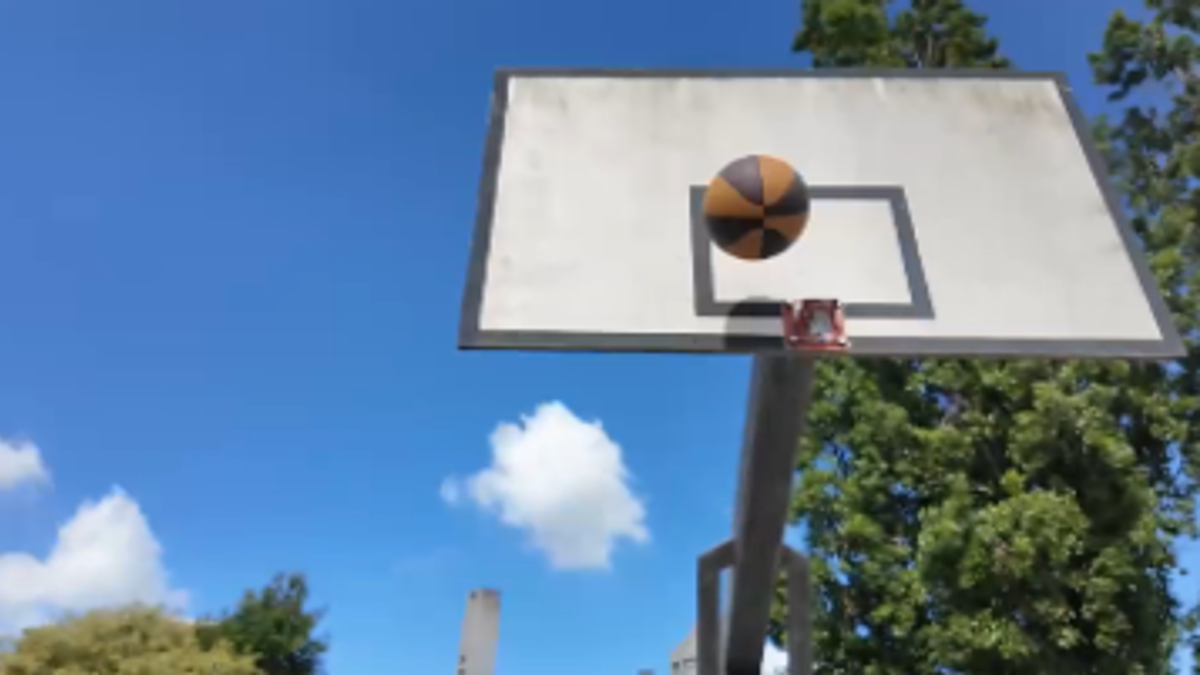 A Marano di Napoli i ragazzi giocano a basket senza il canestro