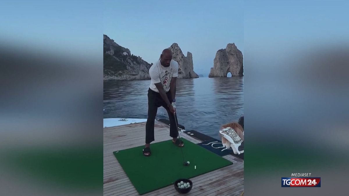 Capri, Lebron James gioca a golf sullo yacht e le palline finiscono in acqua: è polemica