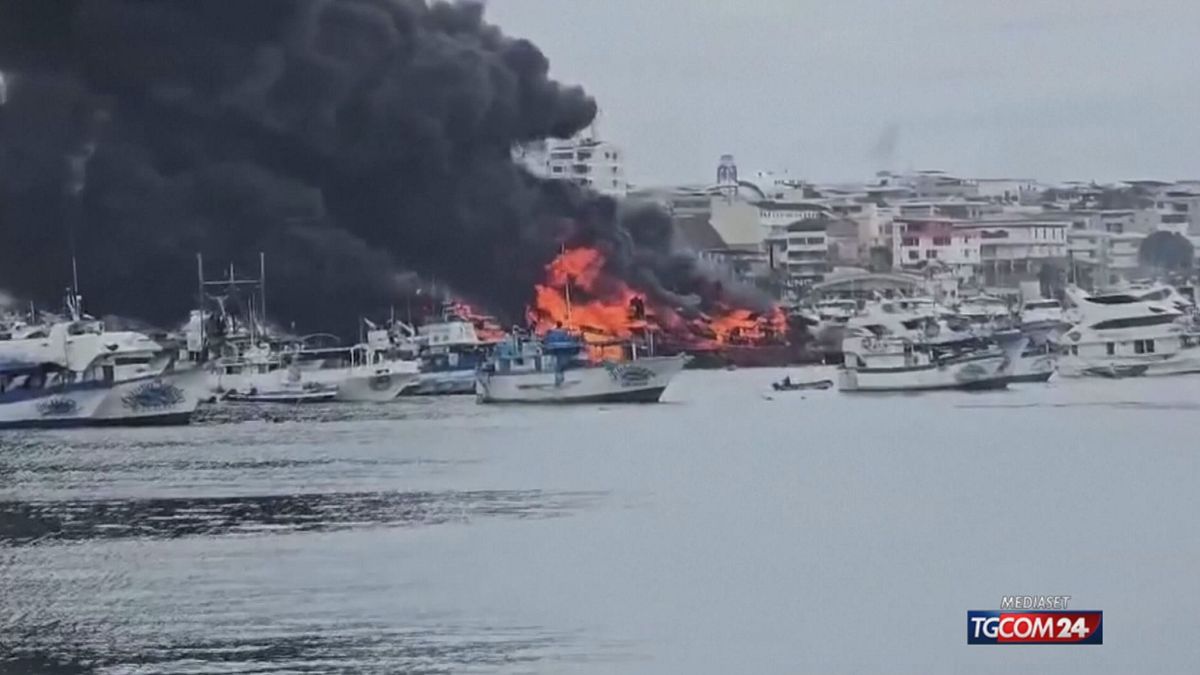 Ecuador, decine di pescherecci distrutti dalle fiamme