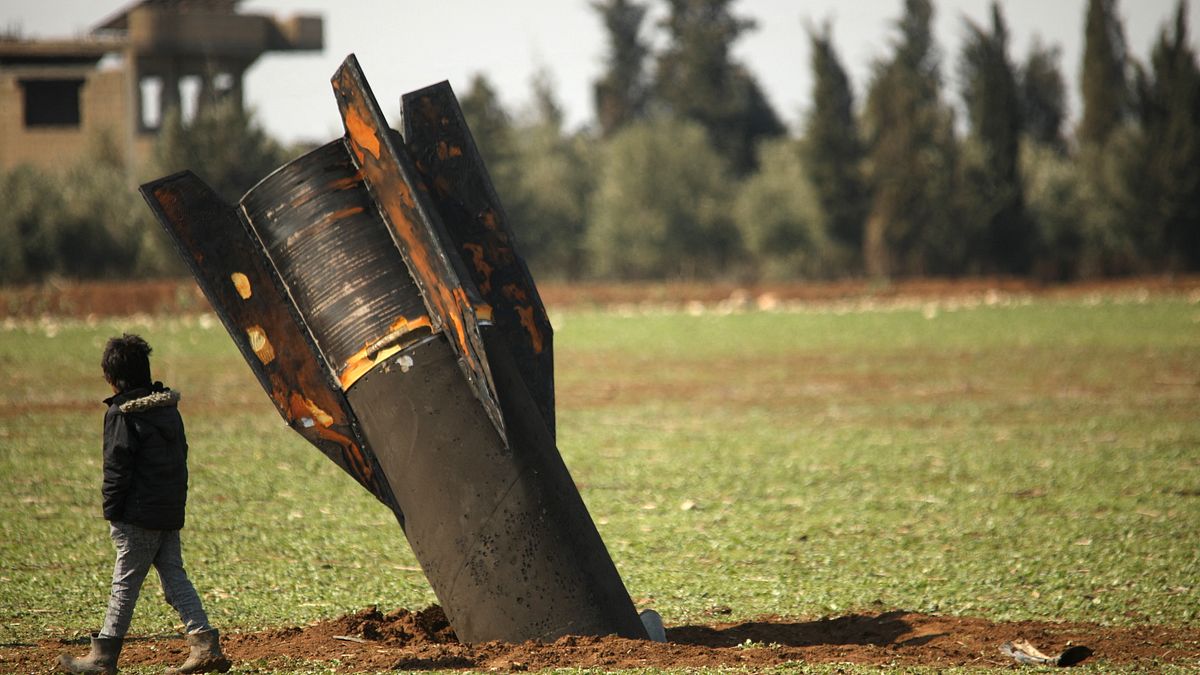Siria, agricoltore trova un enorme frammento di missile nel suo campo