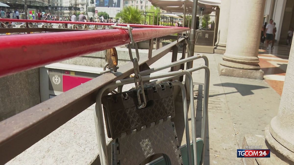 Milano, stretta su ritrattisti e artisti di strada: tra burocrazia e tasse il centro si svuota