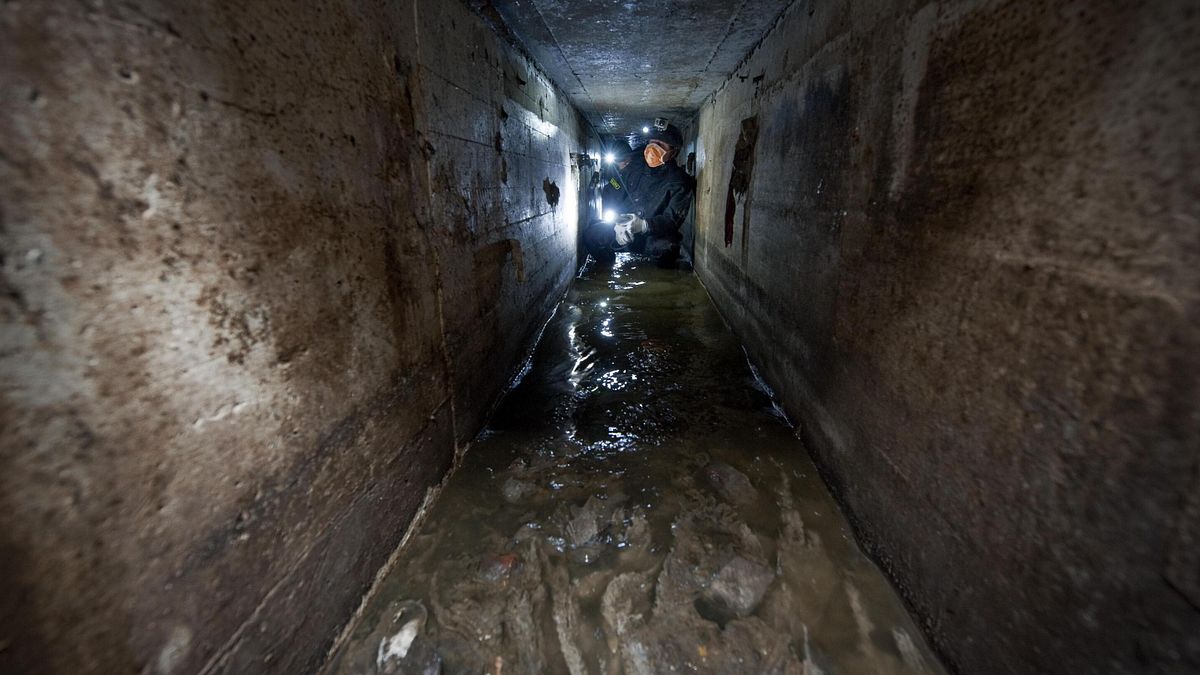 Le operazioni di controllo di un cunicolo fognario nell'ambito di un'operazione contro la banda del buco