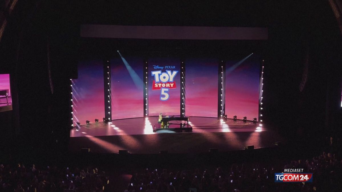 TAYLO SWIFT CANTA ALLA PREMIERE TOY STORY X SITO SRV