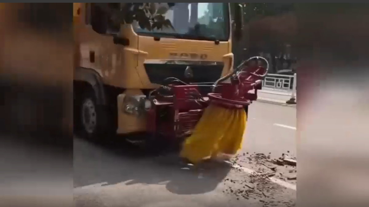 La spazzatrice stradale che pulisce a 80 km/h