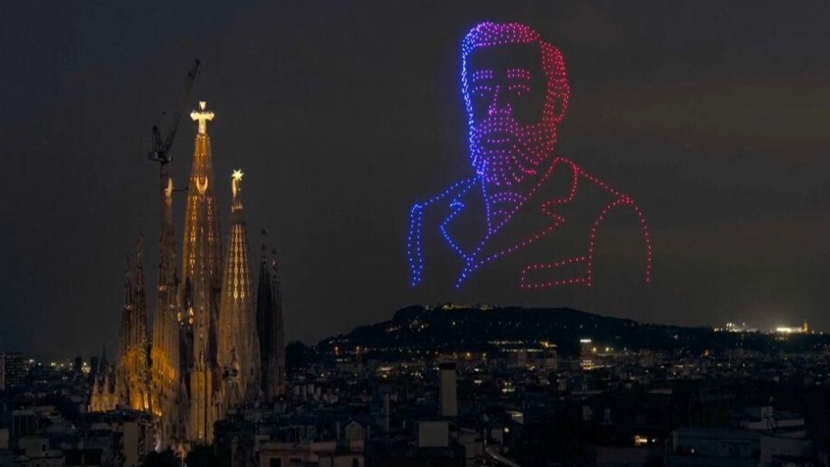 Spettacolo di droni e fuochi d'artificio sopra la Sagrada Familia