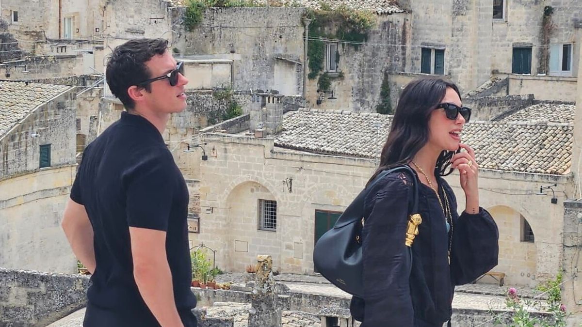 Dua Lipa e Callum Turner a Matera