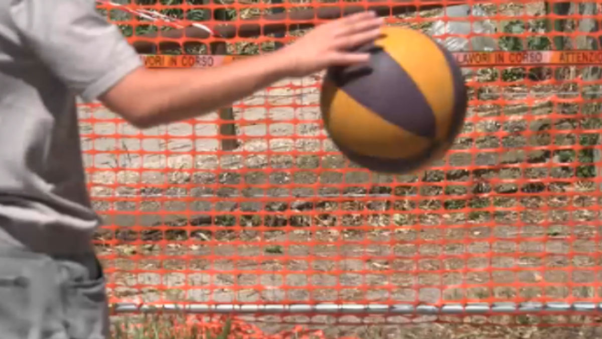 Napoli, addio al degrado: via ai lavori per il nuovo campetto da basket