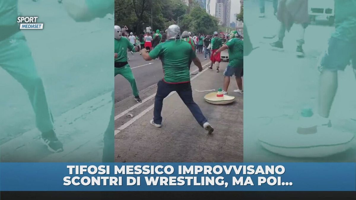 Tifosi Messico simulano wrestling, ma una donna…