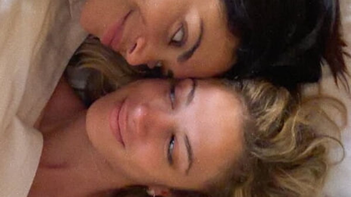 Elodie e Franceska nello stesso letto