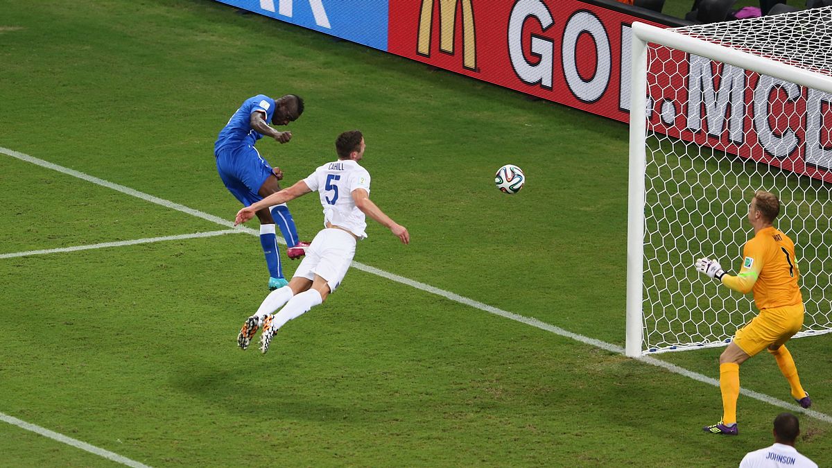 Balotelli segna contro l'Inghilterra ai Mondiali 2014