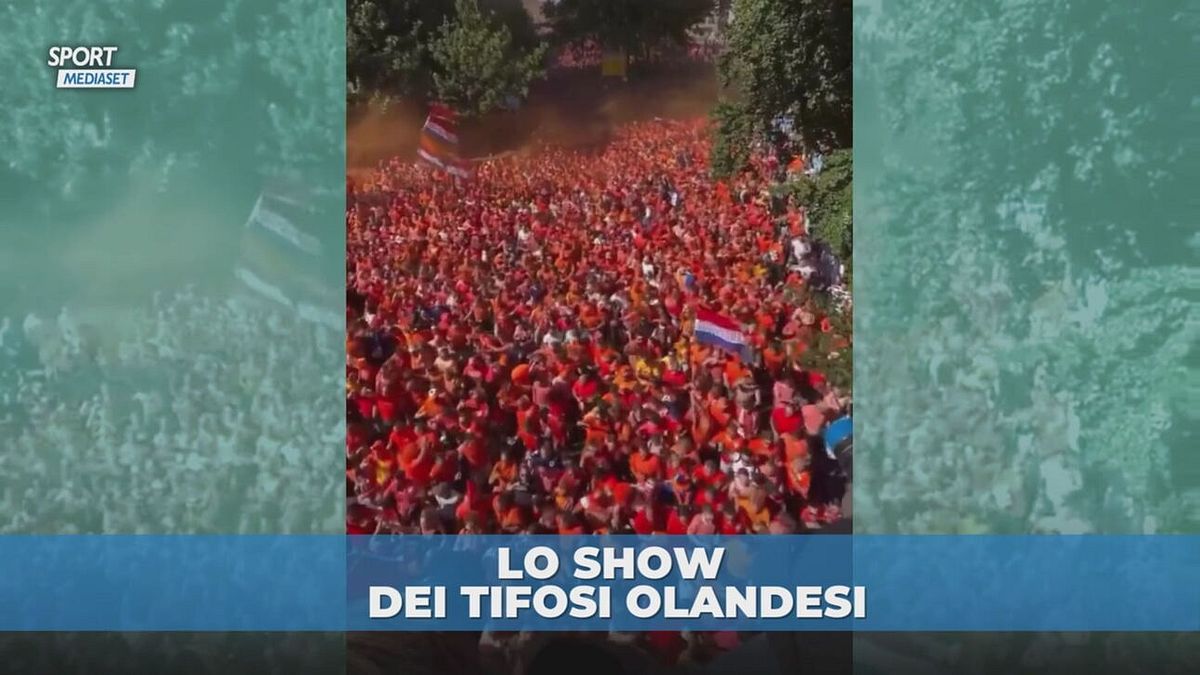La marea orange dei tifosi olandesi colora i Mondiali: che spettacolo